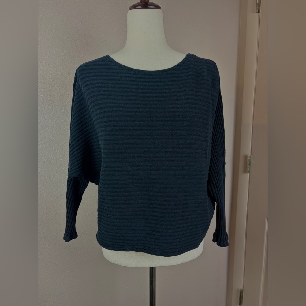 Black loosing fitting scoop neck, baggy pits, slightly cropped top. Size m.